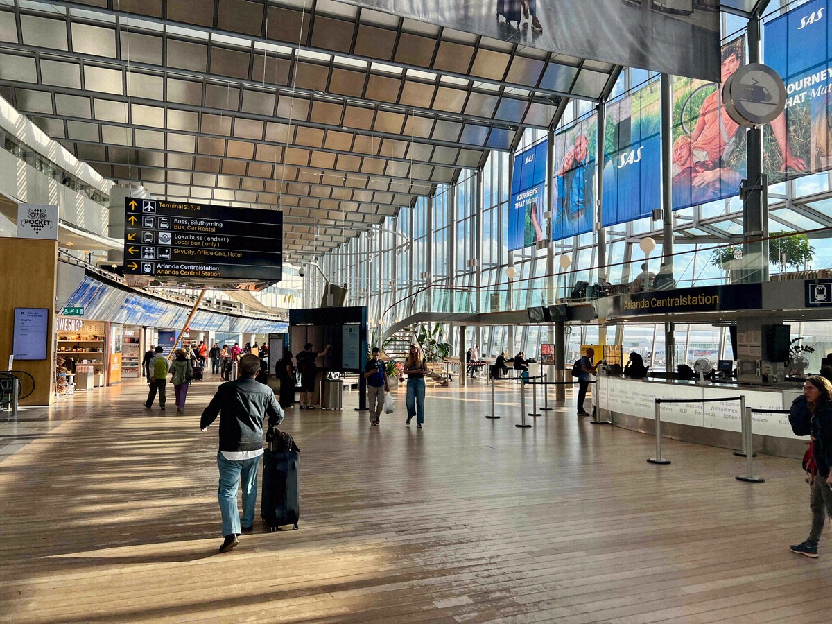 Atrio di Sky City all'aeroporto di Stoccolma Arlanda con le indicazioni per la stazione Arlanda Centralstation