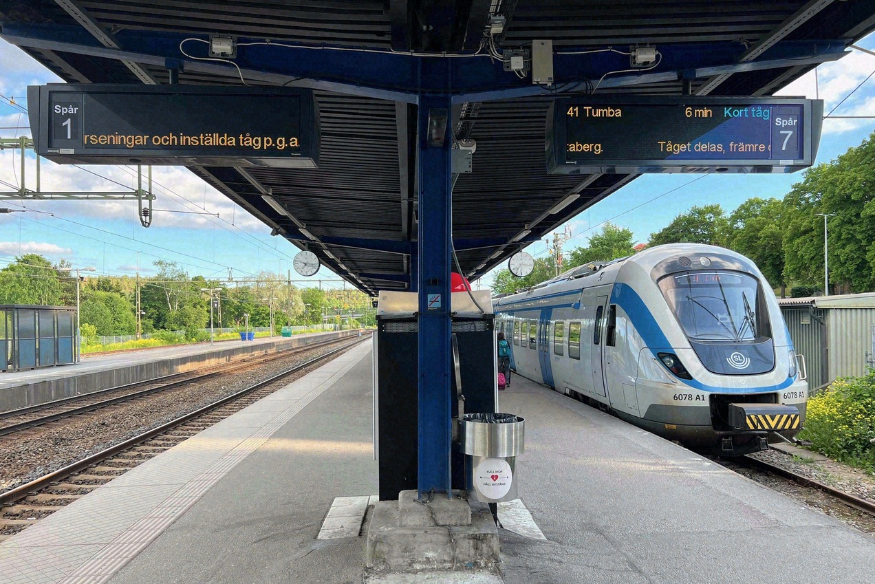 Treno Pendeltåg di SL al binario di una stazione suburbana di Stoccolma