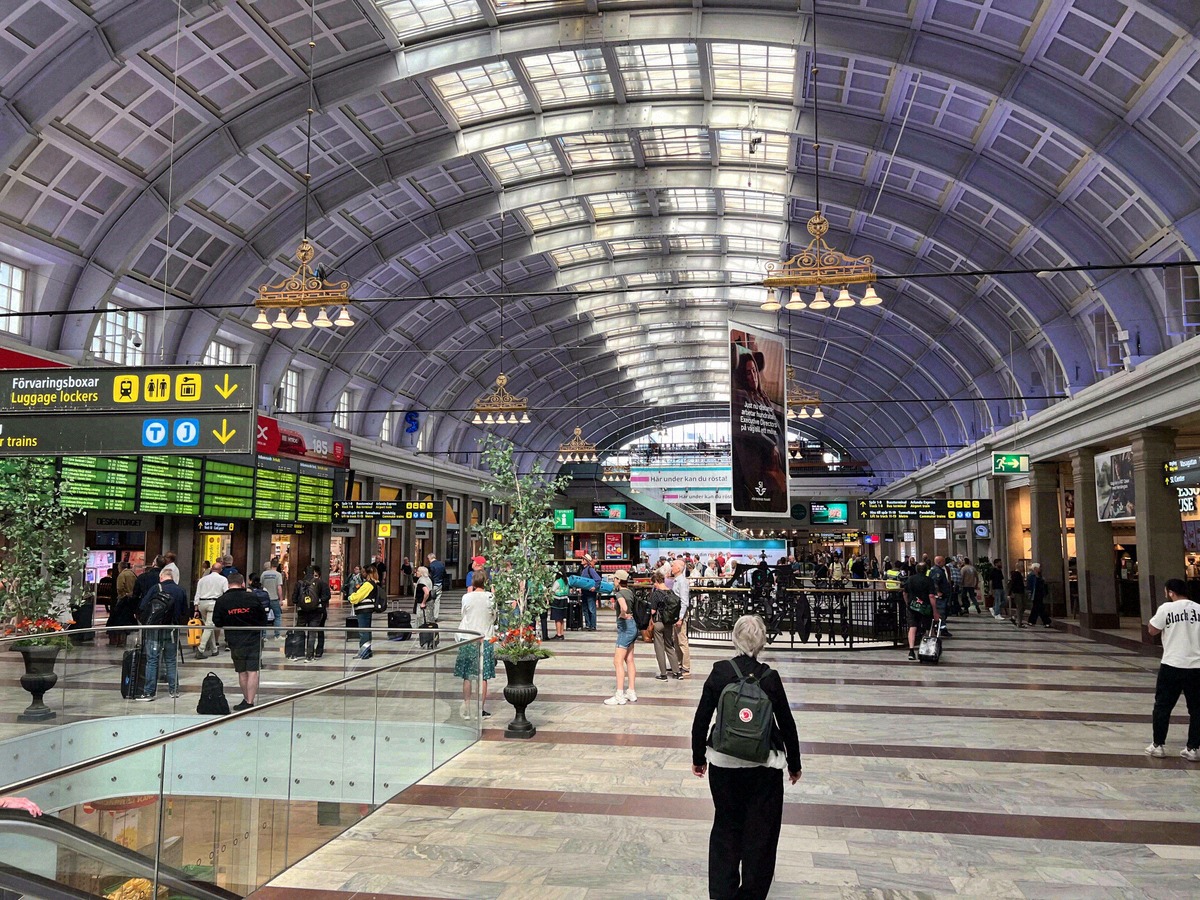 Il grande atrio della stazione centrale di Stoccolma con la volta in vetro e i tabelloni